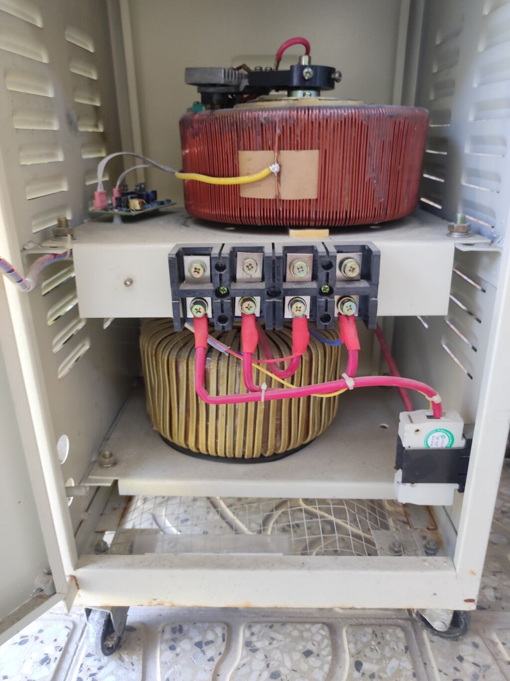 XINZO SVC-15000VA – Avtomatik AC Gərginlik Tənzimləyicisi — Mallar, Pirəkəşkül (3)
