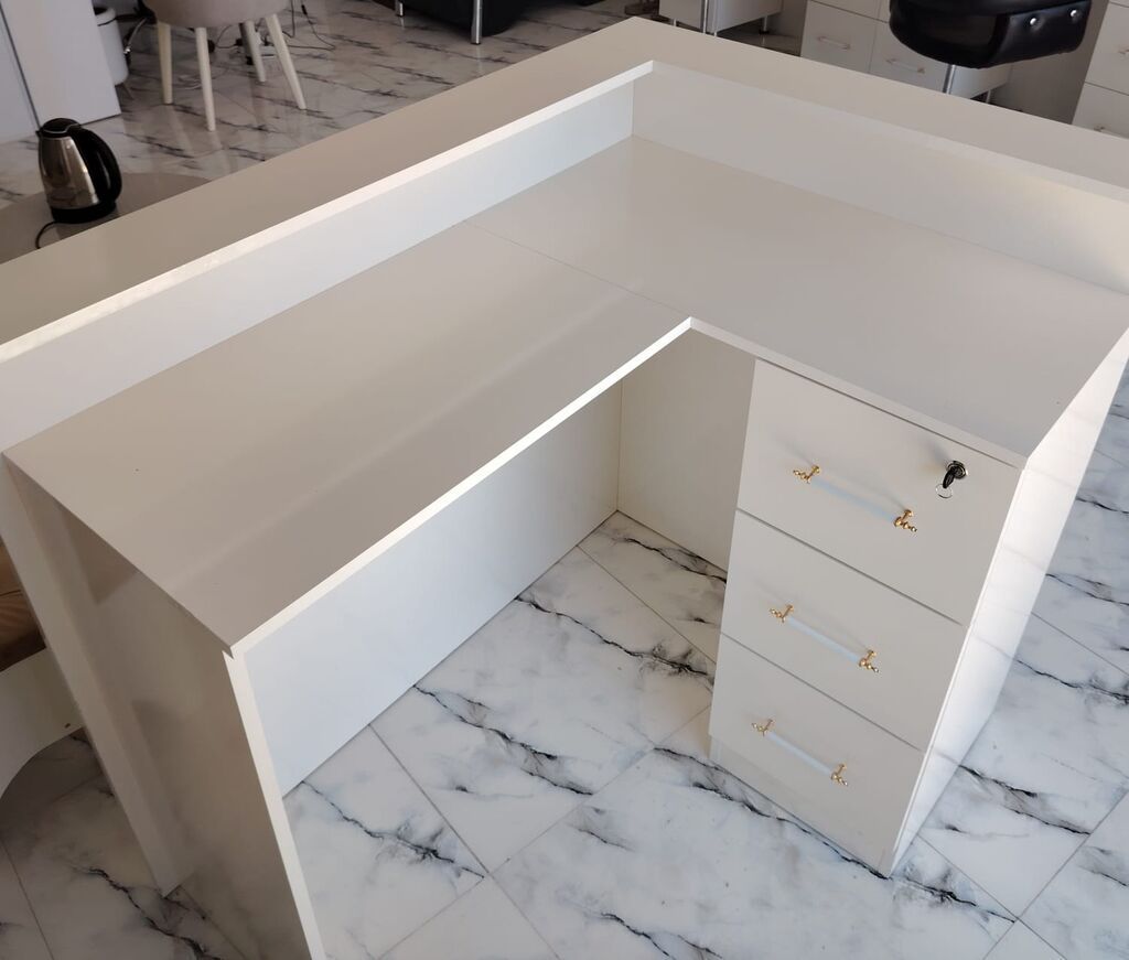 Ağ rəngli, U formalı resepsiyon masası / iş masası. Müasir və minimal — Mebel, Qobu