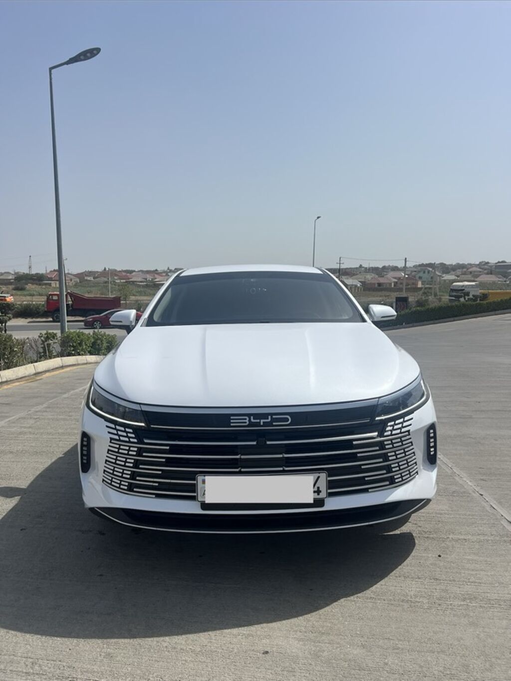 BYD sedan – ağ rəng, müasir dizayn və aerodinamik siluet. Xarici