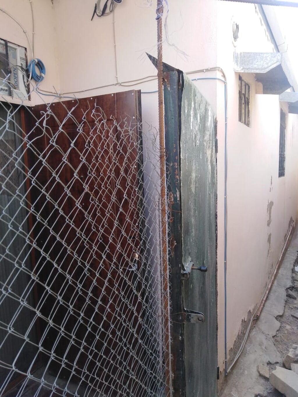 Kirayə üçün tam təchiz olunmuş ev - Geniş və işıqlı zal: pəncərə — Daşınmaz əmlak, Bakı (3)
