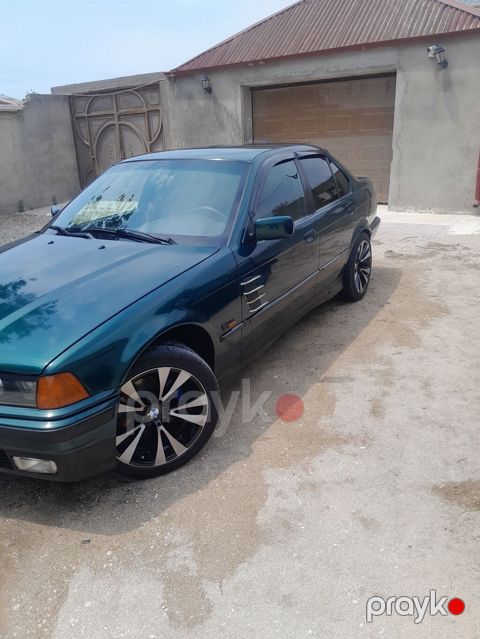 BMW sedan, yaşıl-mavi (tünd petrol) rəng. E36 kuzov. - 4 qapı, salon