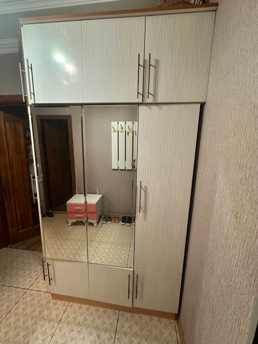 Dəhliz dolabı – 400 AZN • Model: Şkaf, güzgülü dəhliz dolabı • — Mallar, Bakı