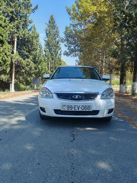 LADA Priora sedan, ağ rəng, 4 qapı