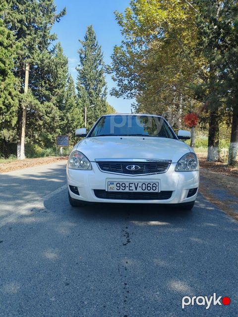 LADA Priora sedan, ağ rəng, 4 qapı