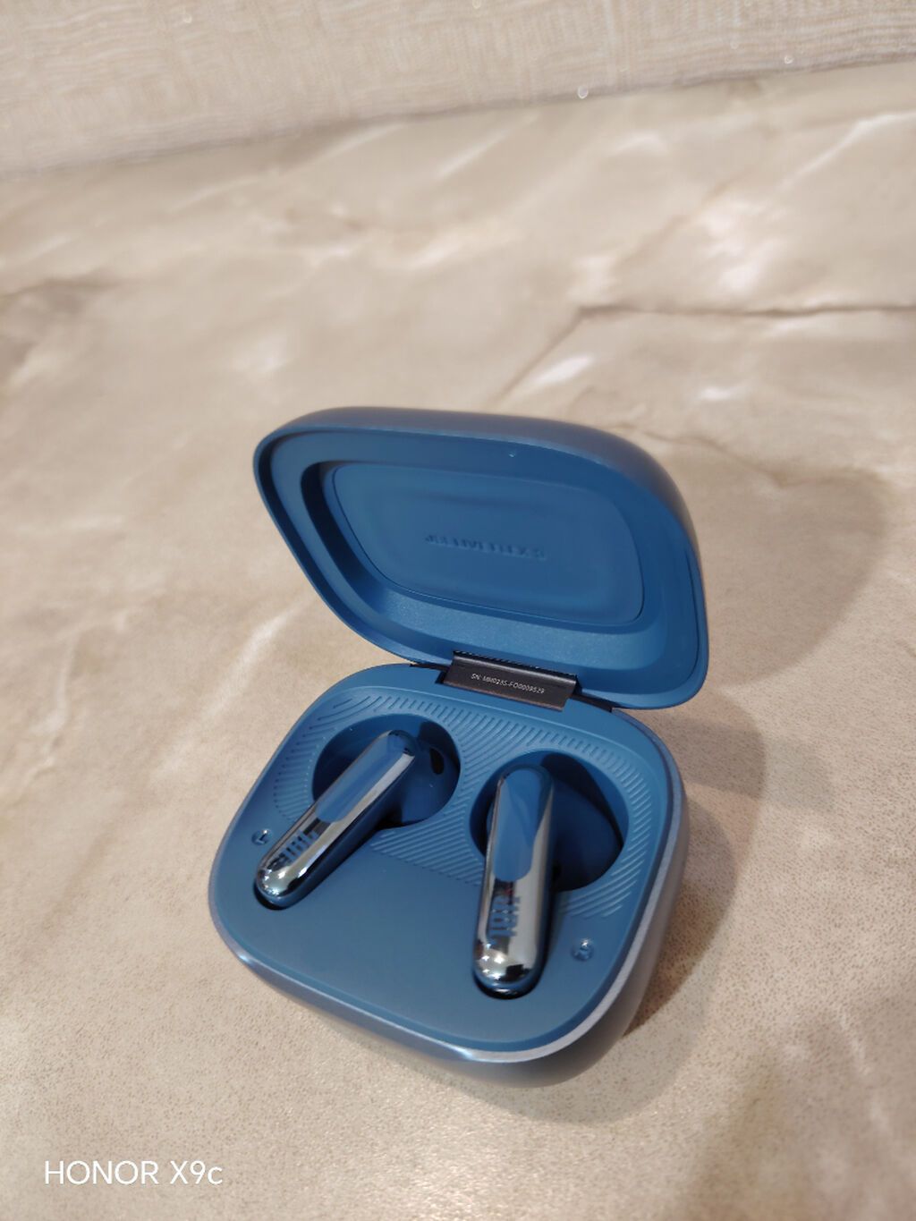 JBL Live Flex 3 – simsiz qulaqlıq Qiymət: 120 AZN Xüsusiyyətlər: -