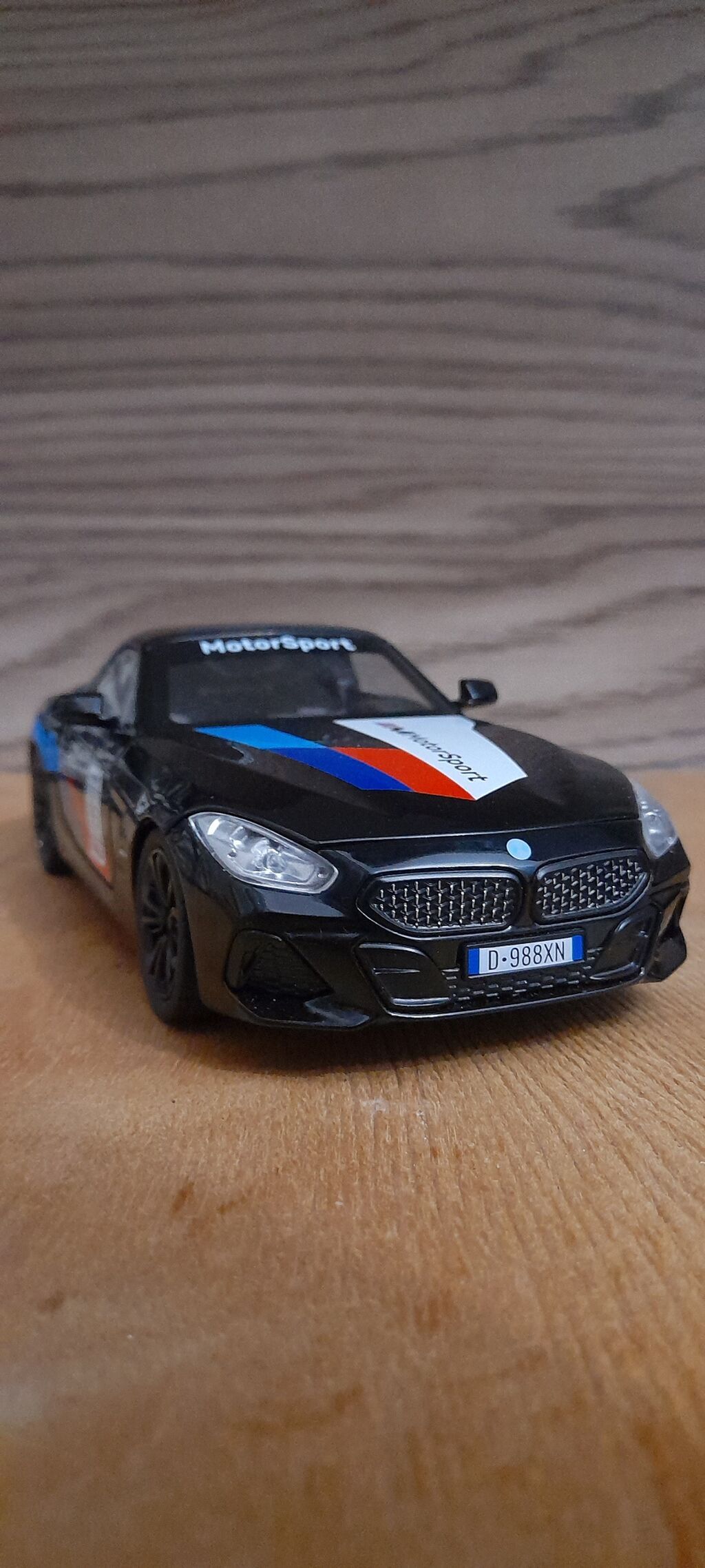BMW Z4 1:24 Ölçü Səsli işıqlı Model təzədir Hər yeri açılır Üstü — Mallar, Bakı