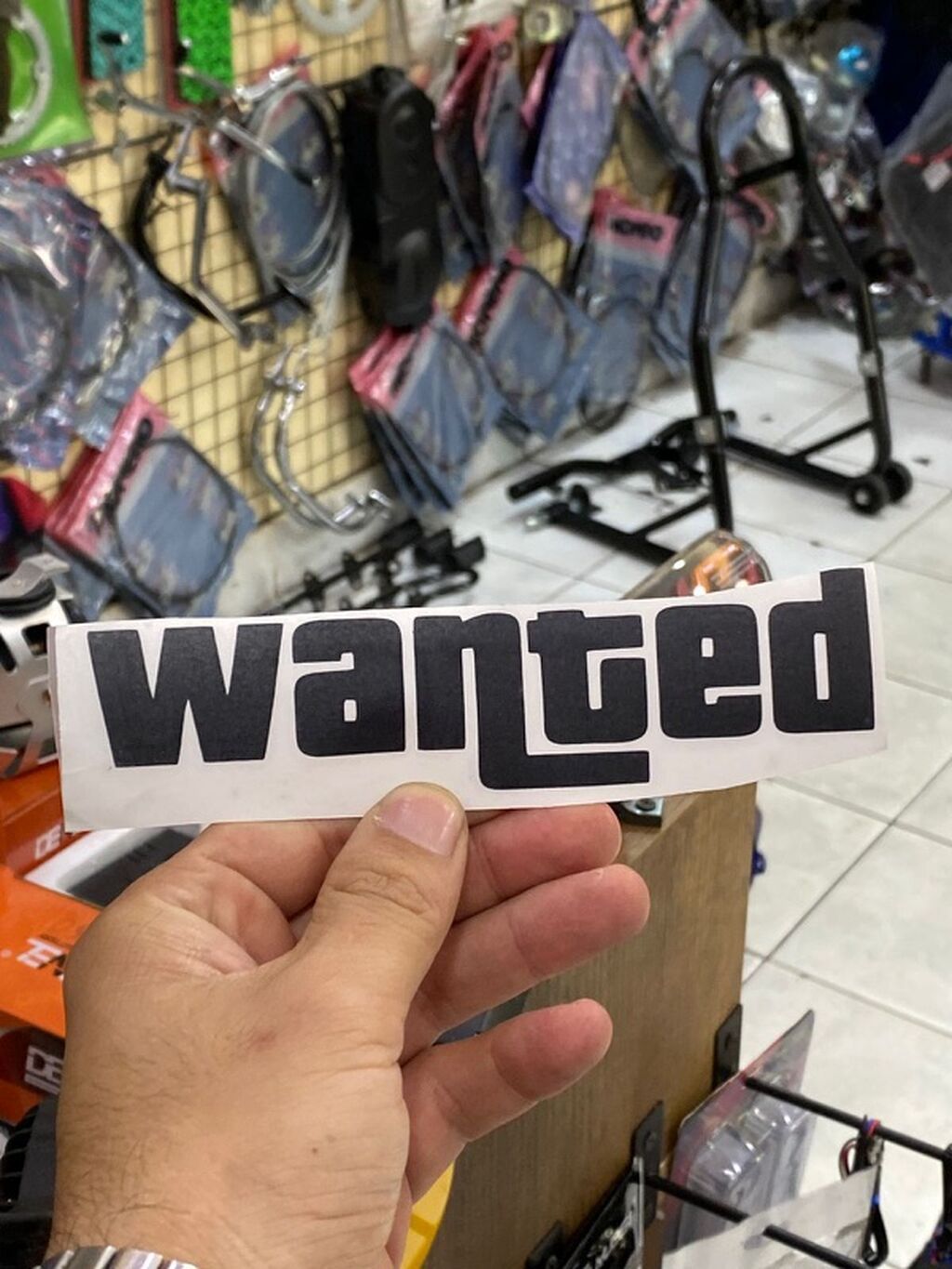 “Wanted” yazılı stiker - Material: vinil əsaslı, özünüyapışdıran. -