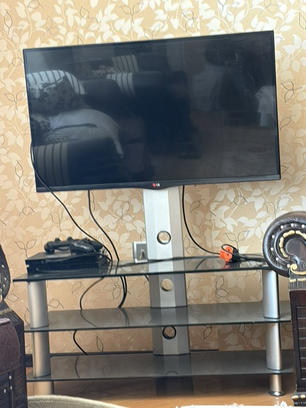 LG televizor 42” + şüşə TV stendi - Ekran: LG düz ekran televizor