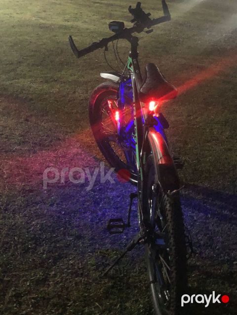 LED işıqlarla təchiz edilmiş dağ velosipedi - Güclü arxa LED işıqları — Saatlı