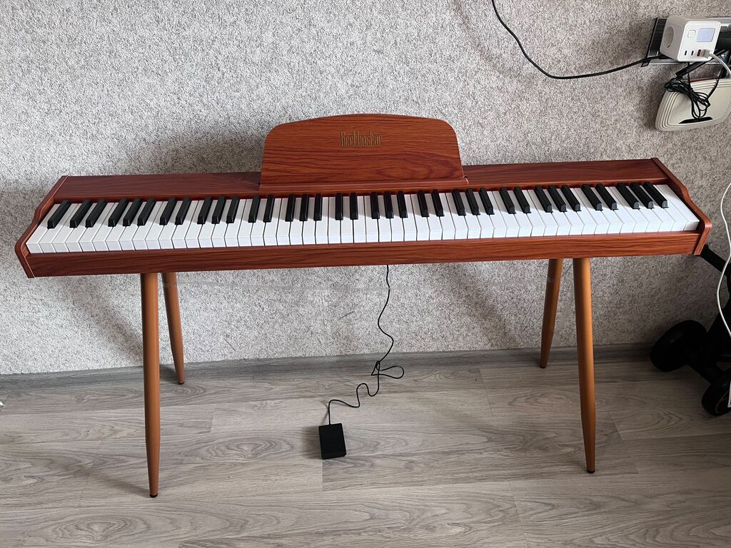 Beethovstar rəqəmsal piano – 88 klaviş, stend və sustain pedalı ilə