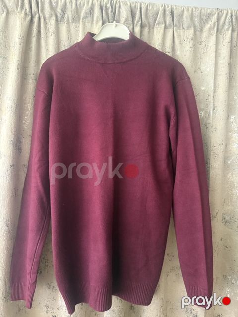 Bordo rəngli trikotaj sviter - Model: lakonik dizayn, boğazlı