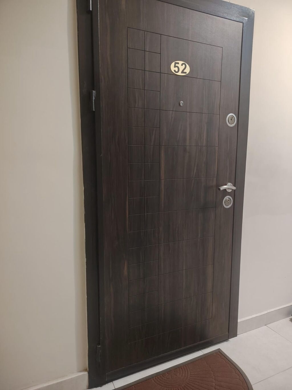 Tünd qəhvəyi rəngdə giriş qapısı. Q✔️100 man(Kristal Abşeron,9cu Mir