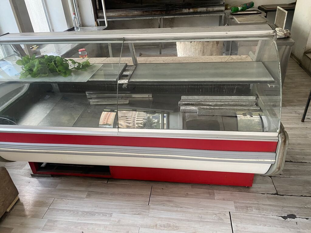 Sənaye tipli soyuducu vitrin – ət, süd məhsulları, salatlar və hazır