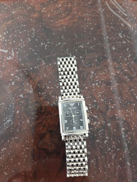 Emporio Armani kişi qol saatı - Korpus: düzbucaqlı formalı, metal