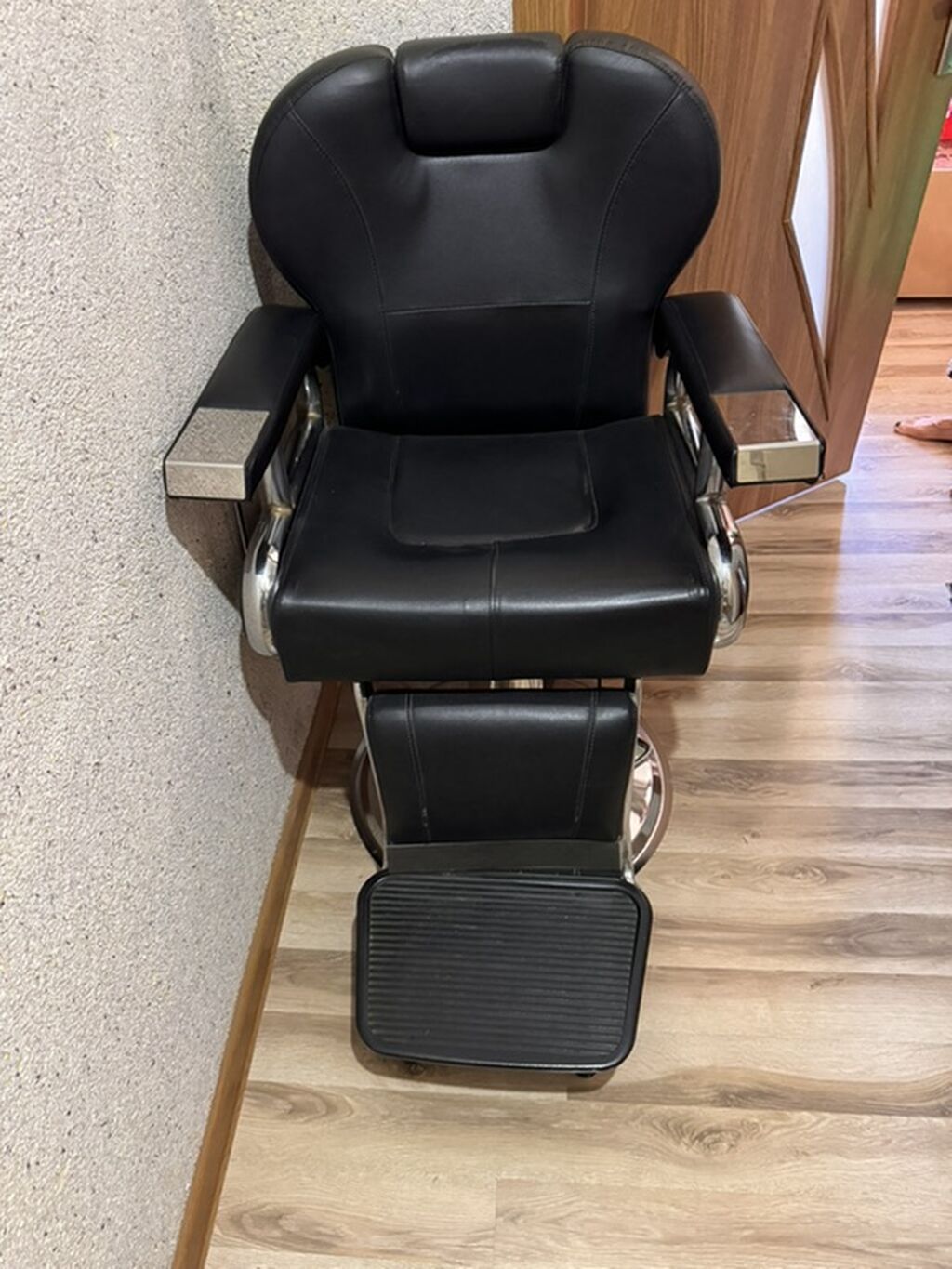 Peşəkar bərbər kreslosu - Material: Qara rəngli, asan təmizlənən — Mebel, Qobu