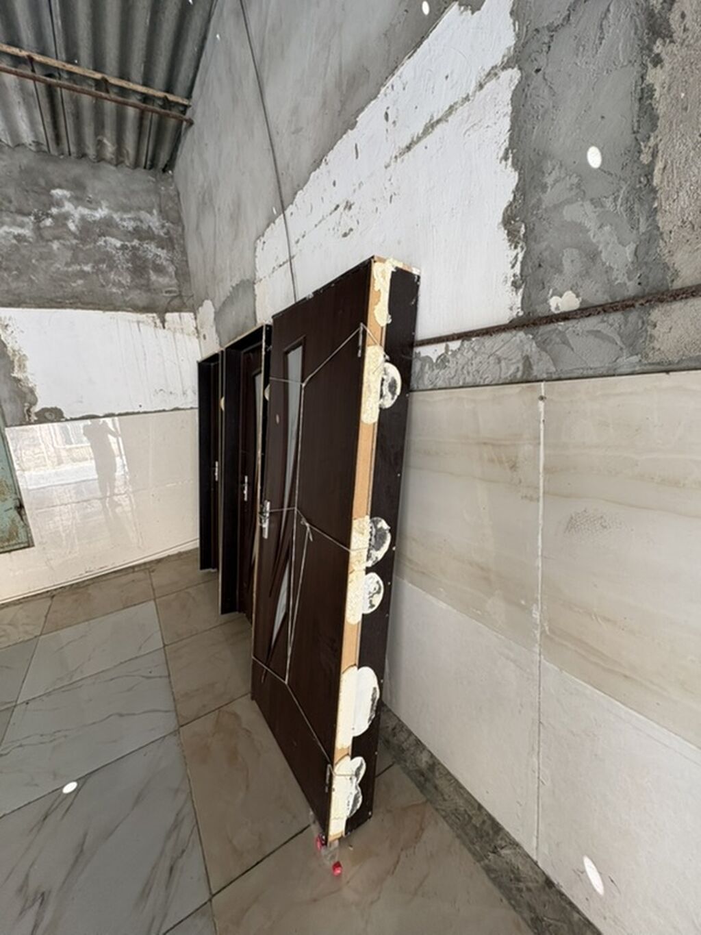 Daxili qapılar – şüşəli dekorlu, tünd qoz rəngində - Material — Mallar, Masazır (3)