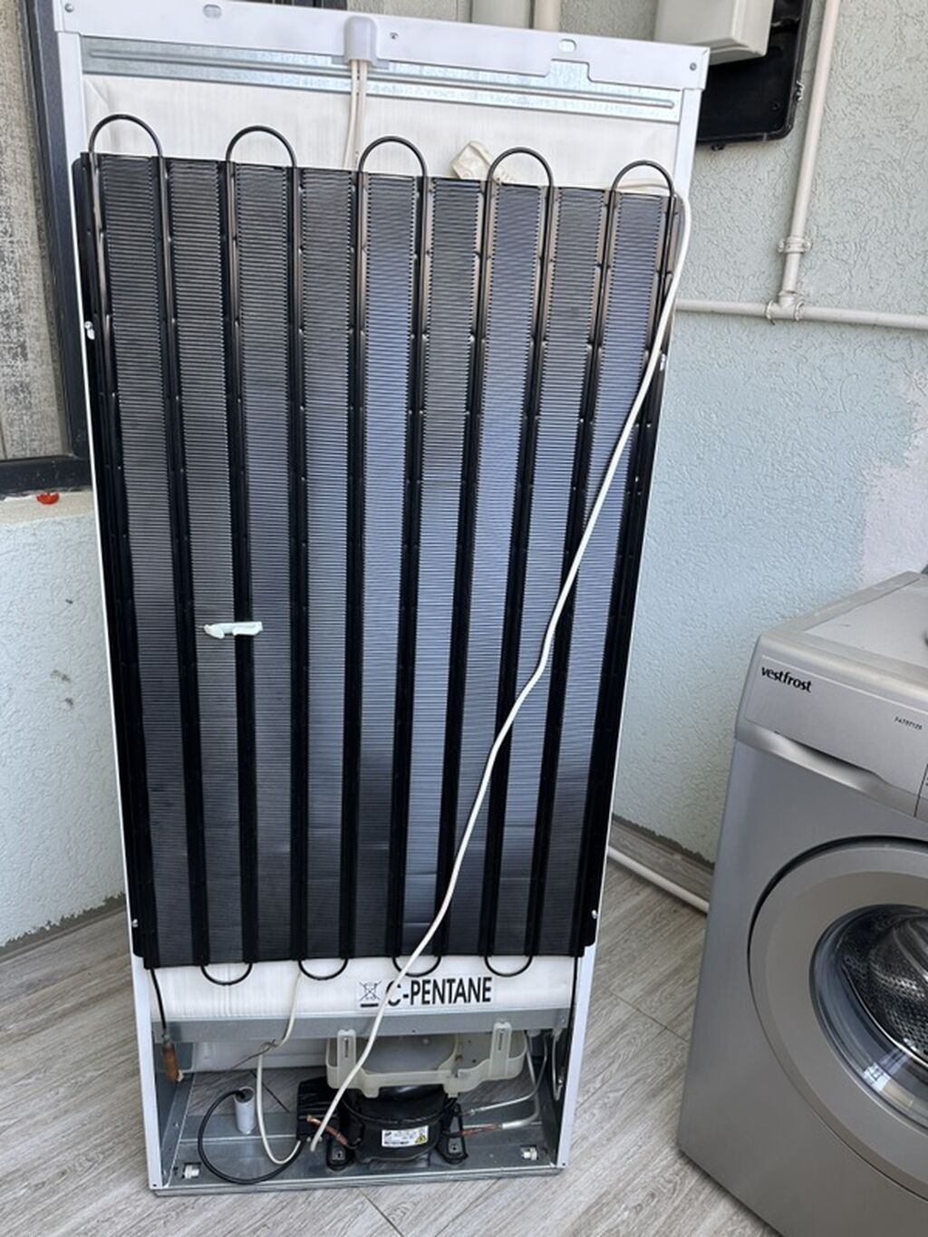 Indesit markalı iki kameralı soyuducu. Üst hissədə dondurucu, alt — Soyuducular, Bakı (7)