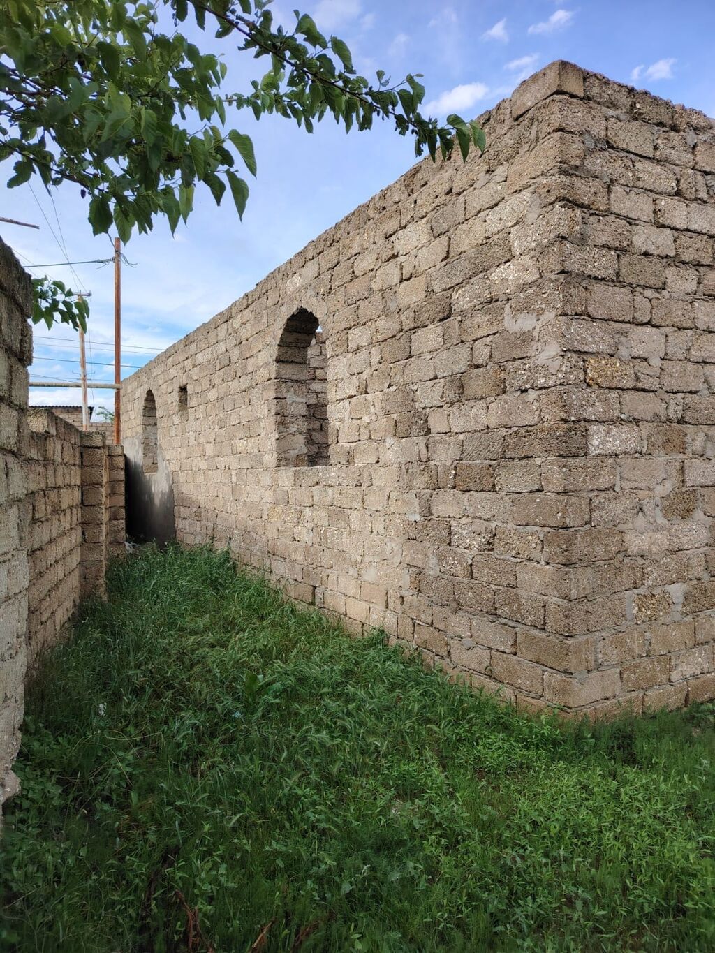 Satılır: yarımçıq tikili və həyət sahəsi - Material: daş hörgü - — Daşınmaz əmlak, Masazır (2)