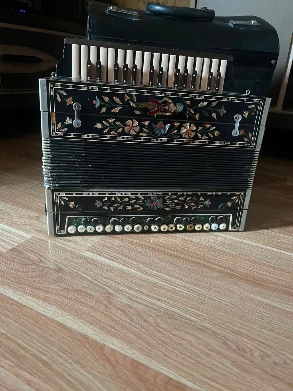 Akkordeon – dekorativ naxışlı, pianino klavişli model - Ön paneldə — Mallar, Bakı (2)