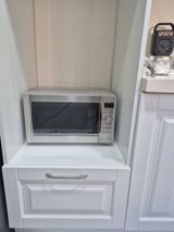 Mikrodalğalı soba, gümüş rəngli korpusla təqdim olunur. Modelin ön — Микроволновки