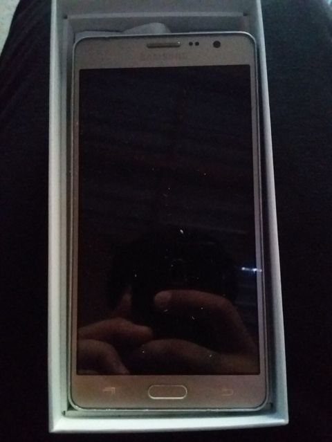 Samsung Galaxy J (qızılı rəng)