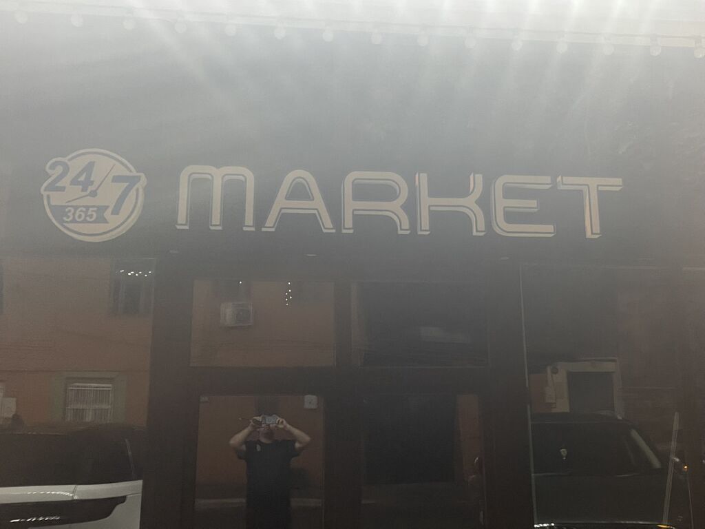 24/7 Market – ilboyu açıq mağaza xidməti - Girişdə “24/7 365” işarəsi