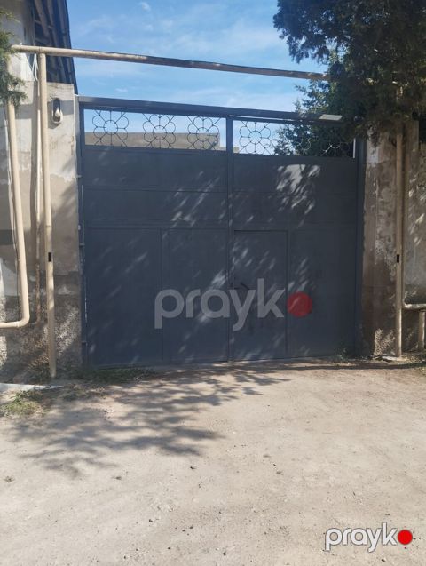 Eni 4 metr hundurluk 3.50 iceri acilir mohkem agir qapidi hec bir