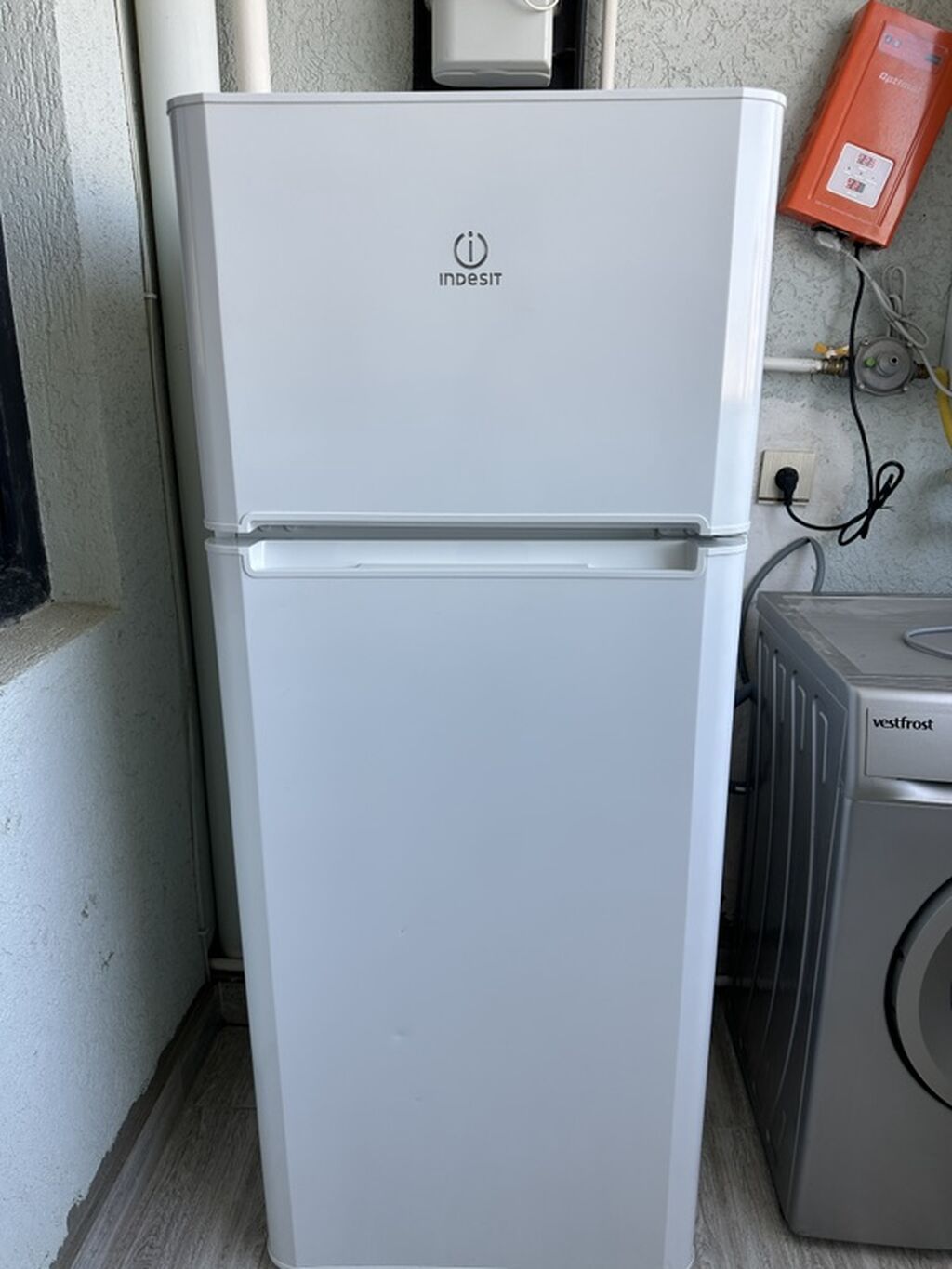 Indesit markalı iki kameralı soyuducu. Üst hissədə dondurucu, alt — Soyuducular, Bakı