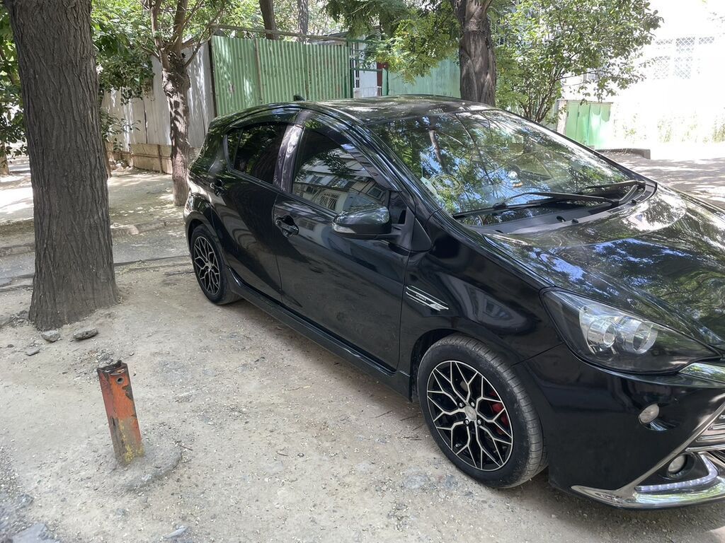 Toyota Aqua hibrid hetçbek - Korpus: 5 qapılı, qara rəng - Mühərrik — Avto, Bakı (3)