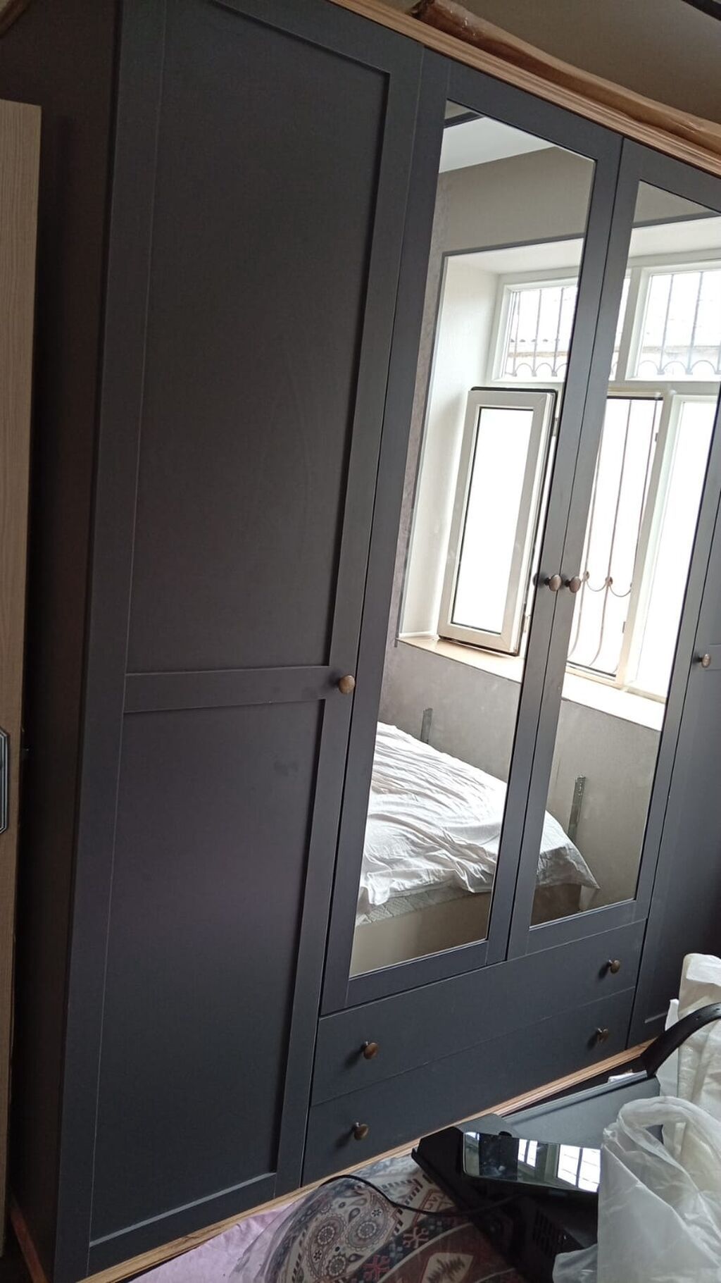 Qapılı güzgülü paltar şkafı – Tünd boz (mat), 3 qapı