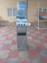 Su dispanseri, aşağı hissədə mini soyuducu ilə. Xüsusiyyətlər: - Üst — Soyuq su dispenserləri və coolerlər