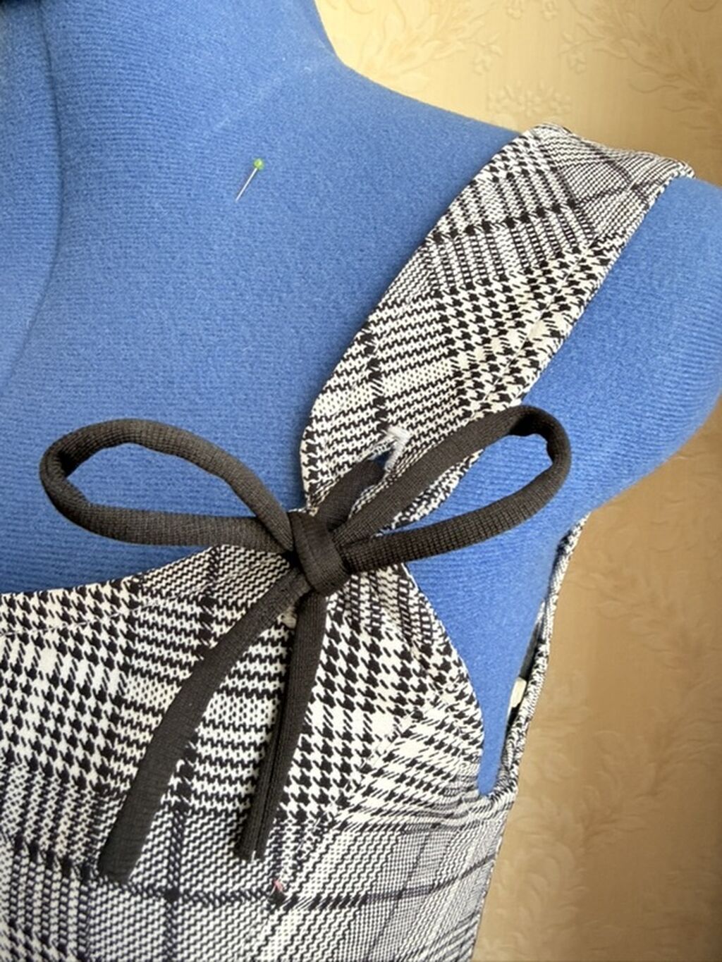 Qadınlar üçün dəbli qolsuz top – qrafit-melanj rəngli qaşqay (plaid)