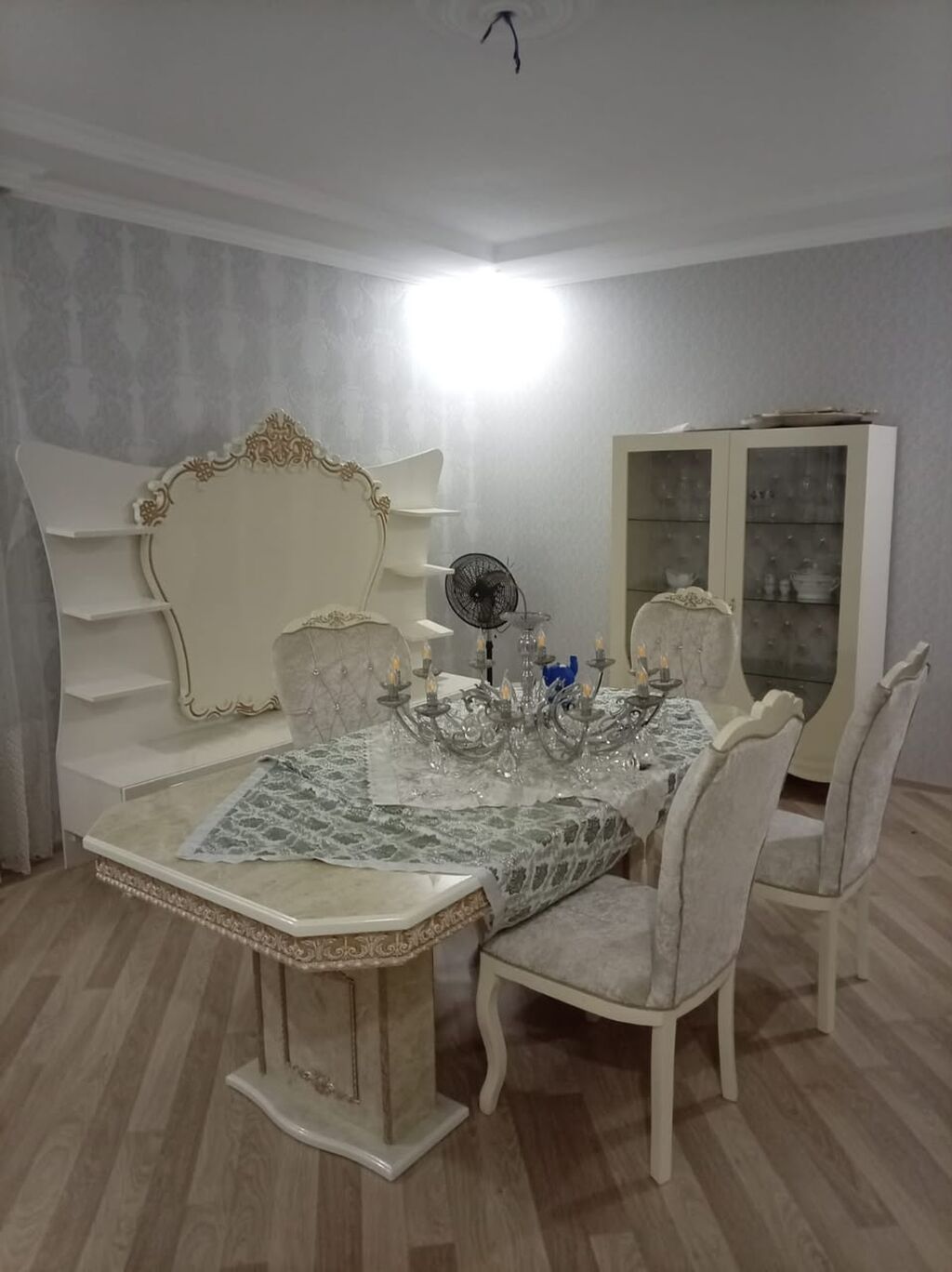Klassik üslubda yemək otağı mebelləri dəsti Dəst tərkibi: - Yemək — Mebel, Qobu
