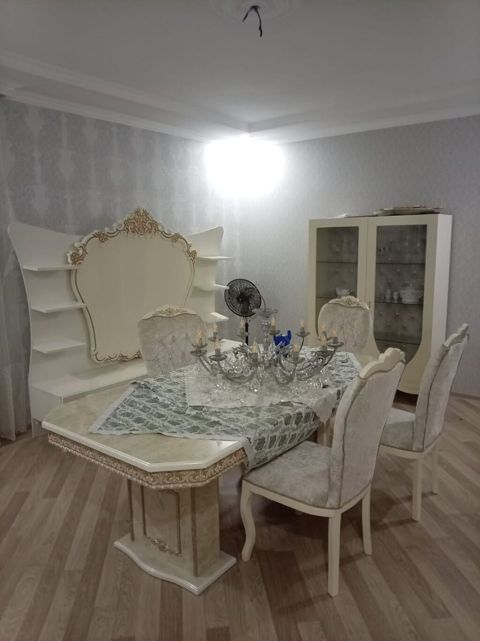 Klassik üslubda yemək otağı mebelləri dəsti Dəst tərkibi: - Yemək — Qobu