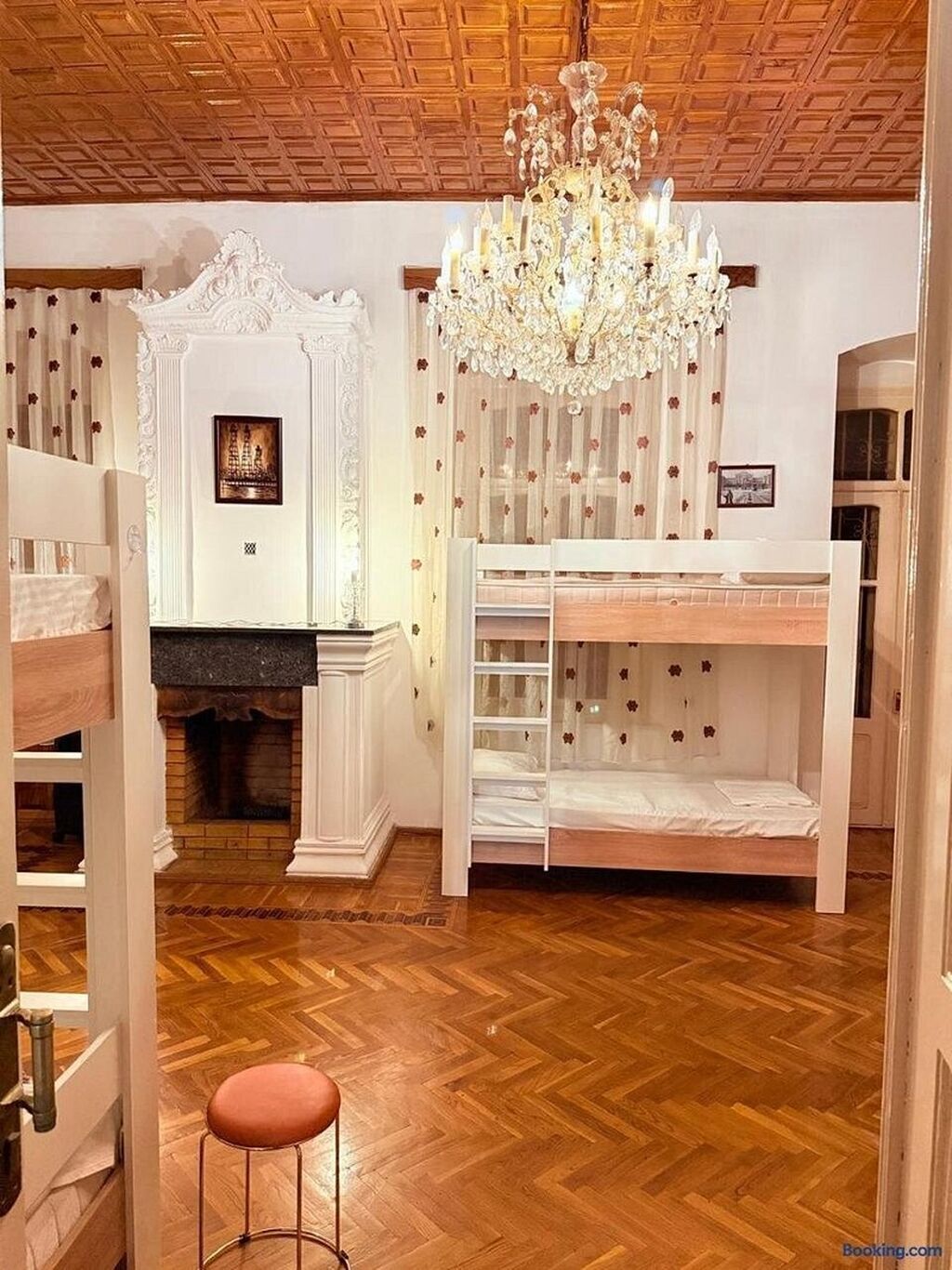 Camden Hostel – rahat və zövqlü yataqxana otağı • Klassik interyer — Daşınmaz əmlak, Bakı