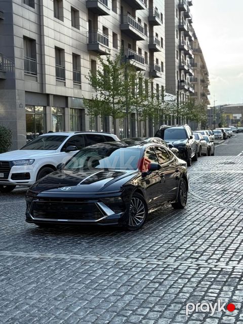 Hyundai Sonata – xamelion rəngi yeni nəsil fastback dizaynlı sedan