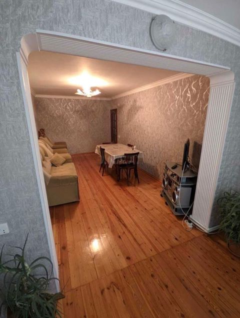Satılır 4 otaqlı köhnə tikili 90 m² — Bakı