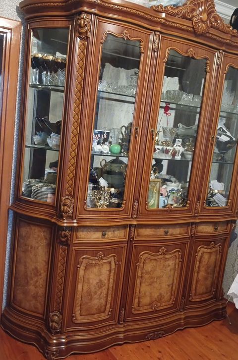 Klassik üslubda taxta vitrin-bufet - Material: keyfiyyətli ağac