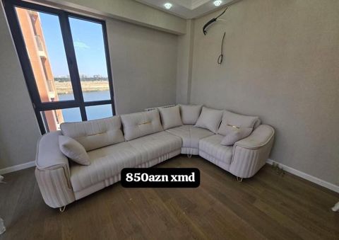 Künc divanı – zərif krem rəngdə, yumşaq parça üzlük. - L‑şəkilli — Xırdalan