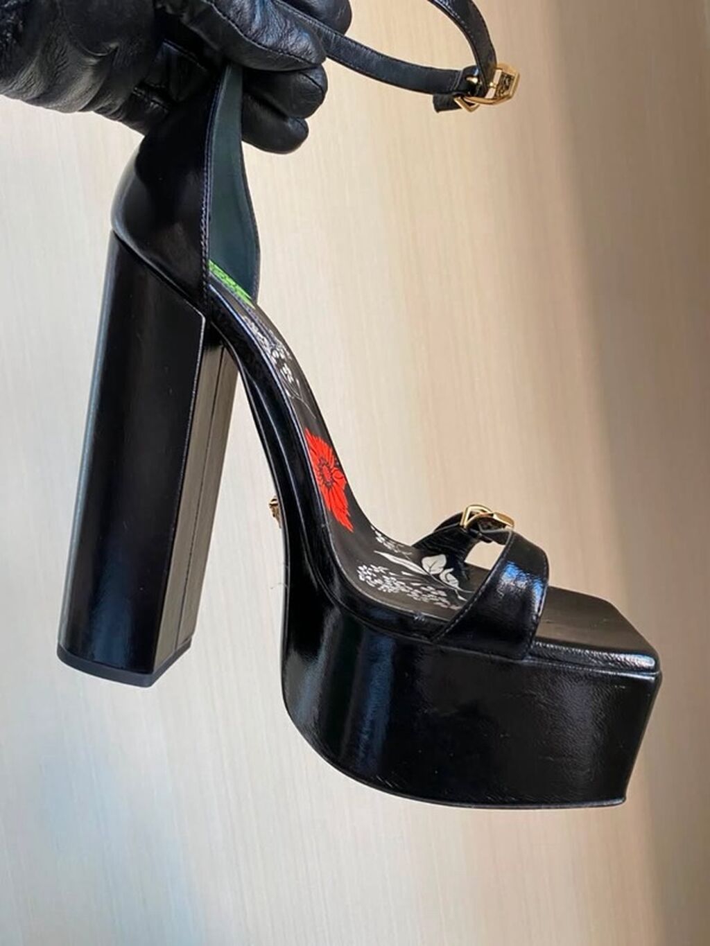 Bir neçe saat geyinilib. Alınıb: 1839Azn. Parçasız/Qutusuz. Versace — Sandal, Bakı (10)
