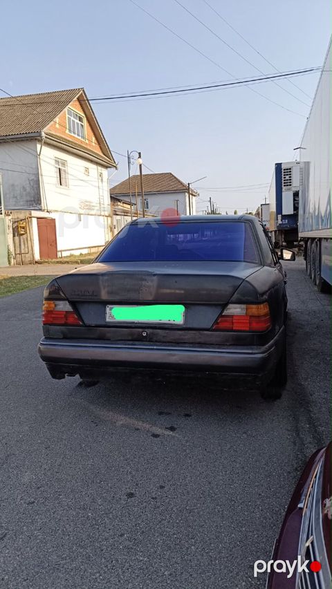 Mercedes-Benz 230: 2.3 l | 1985 il Sedan