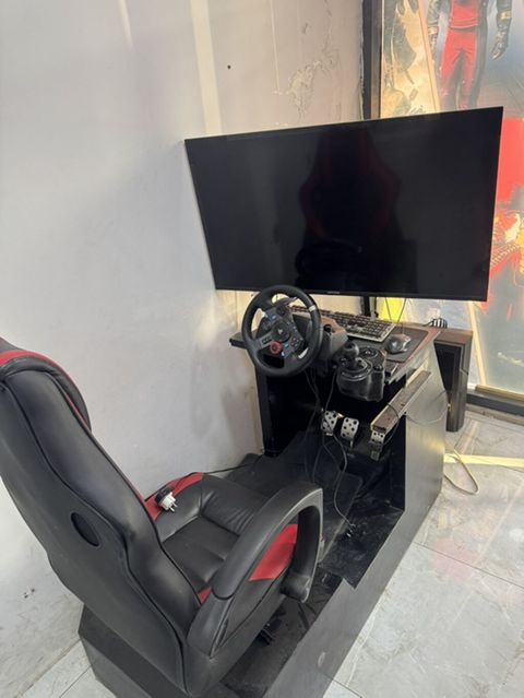 Tam dəst sim racing oyun kabineti - Geniş ekranlı TV/monitor (divar