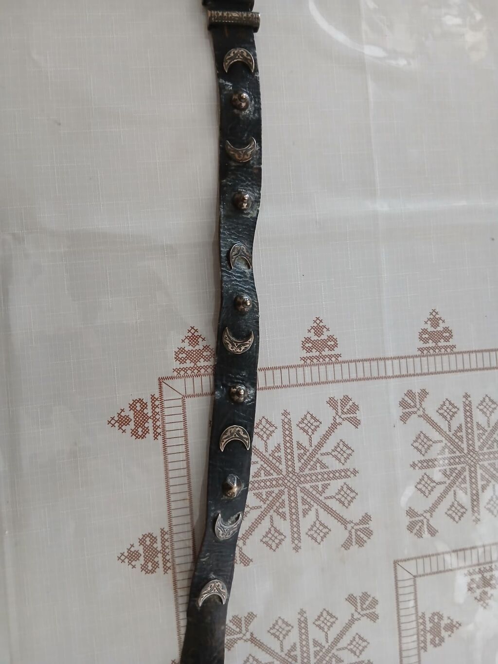 Gümüş bəzəkli köhnə kişi kəməri tarixi ehemmiyyet dasiyir uzerinde