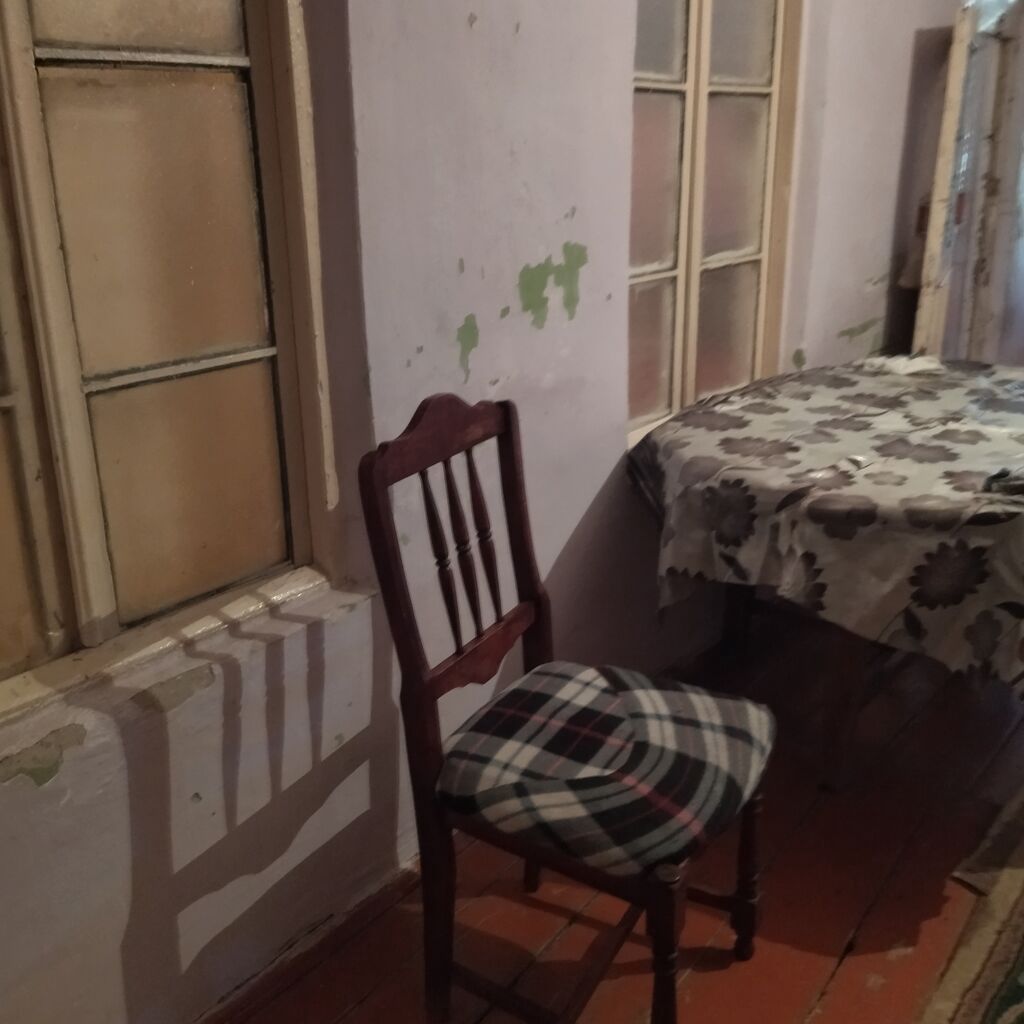 Kirayə üçün sadə, mebellə təchiz edilmiş 2 otaqlı ev. - Geniş qonaq — Daşınmaz əmlak, Bakı (8)