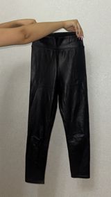 Qadın üçün qara eko‑dəri leggings - Rəng: qara, yüngül parıltılı - — Mallar