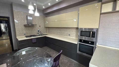 Müasir üslubda mebel və mətbəx dəsti təqdim olunur. Komplekt interyerə
