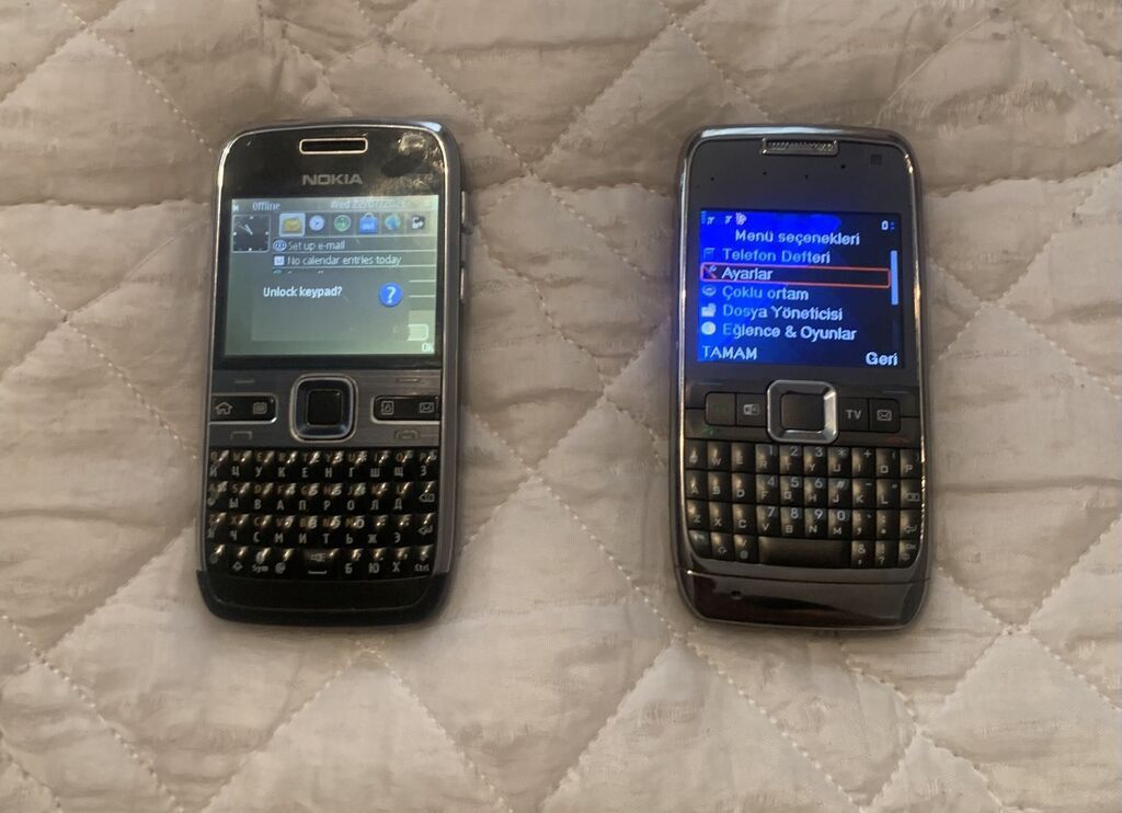 İki ədəd qwerty klaviaturalı Nokia E‑series mobil telefon dəsti