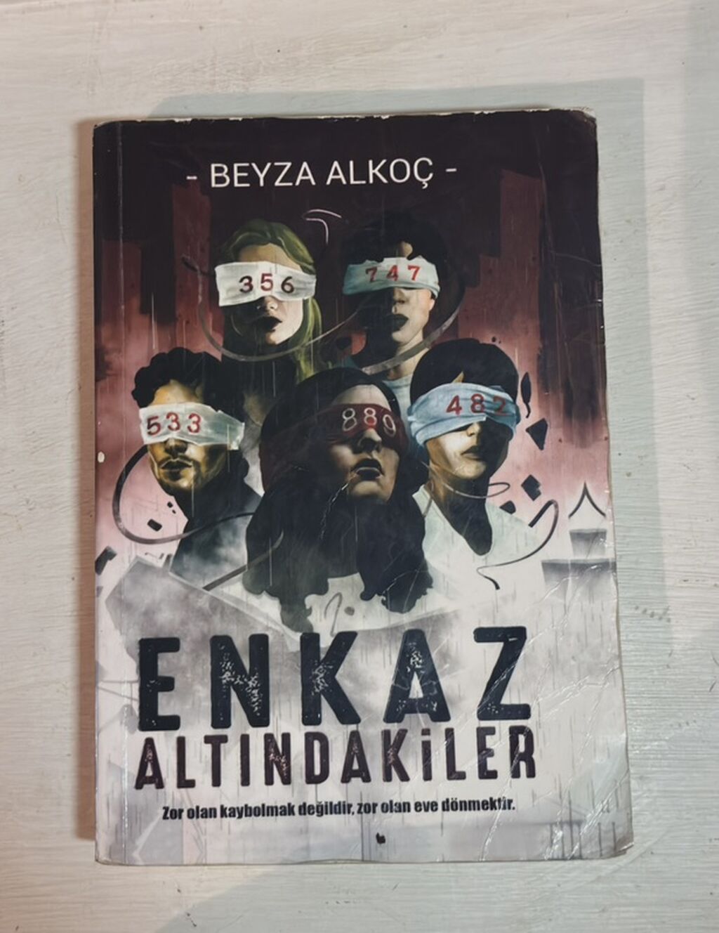 Məhsul: Kitab – “Enkaz Altındakiler” Müəllif: Beyza Alkoc Xülasə: - — Kitablar və jurnallar, Digah