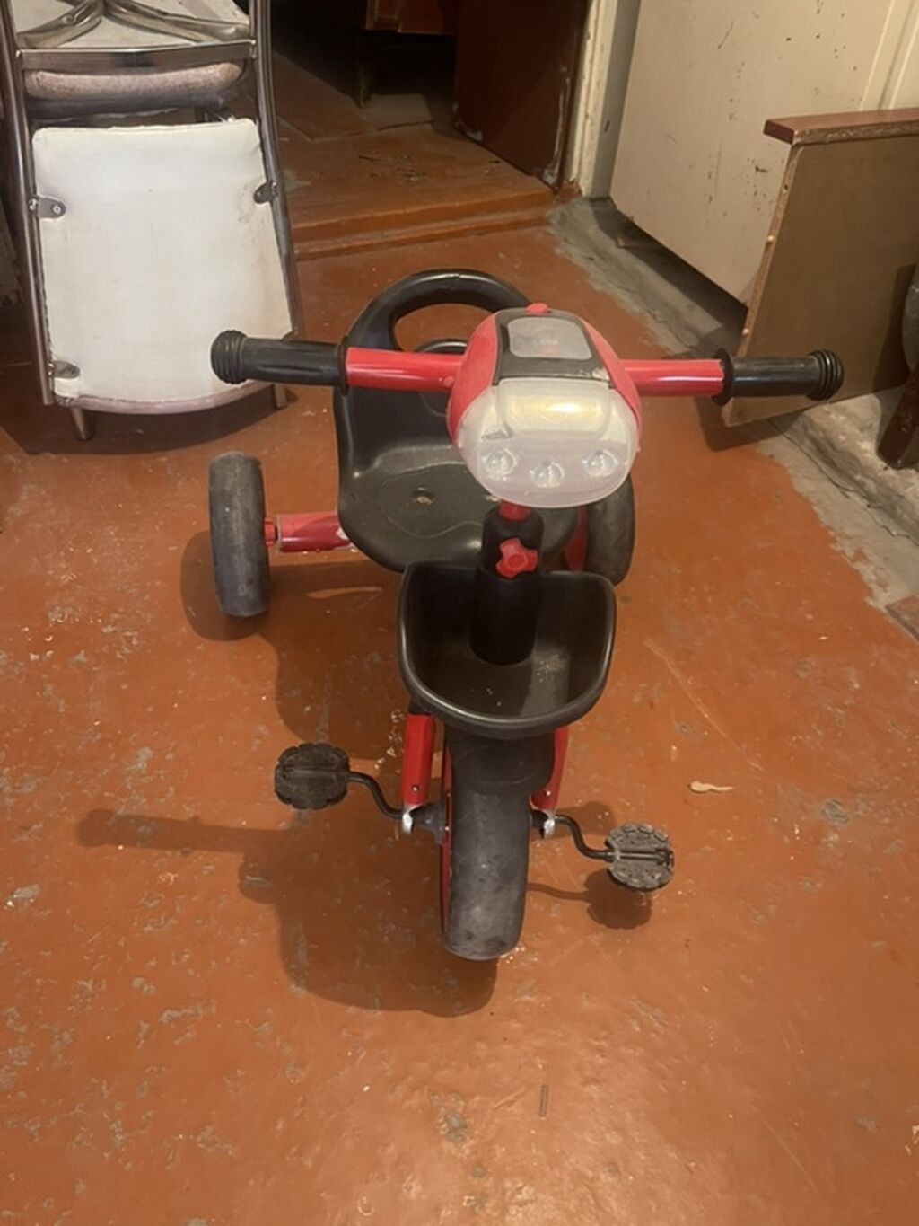 Uşaq üçtəkərli velosipedi - Rəng: qırmızı-qara - Ön pedallı