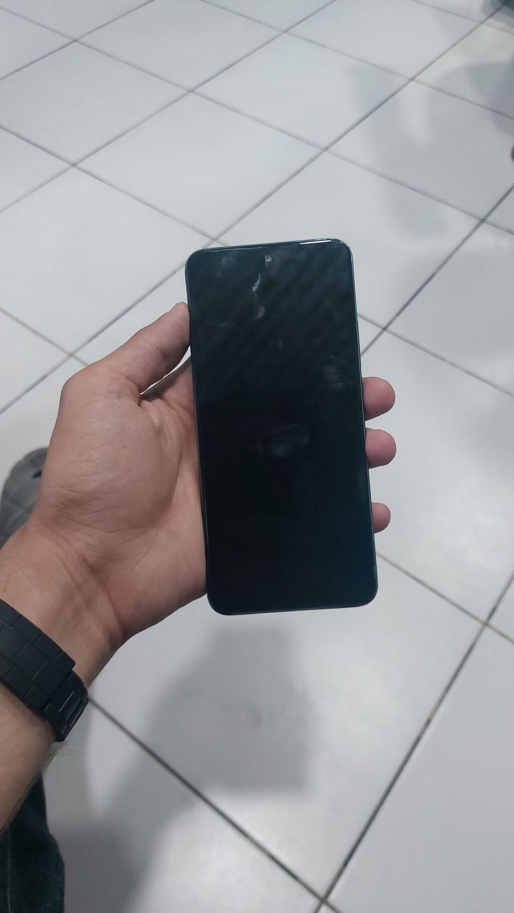 Smartfon – arxa tərəfində “DİN” yazılı qalxan və qılınc simvollu — Elektronika, Saatlı